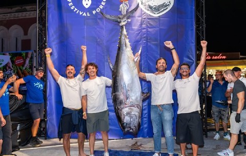 Patru bărbați pozează lângă un ton de 160 de kilograme la festivalul TunIstra din Croația