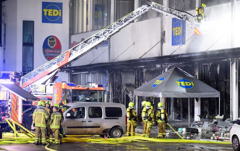 O fetiță de 10 ani a dat foc unui supermarket Tedi, în Germania. Pagube de milioane de euro