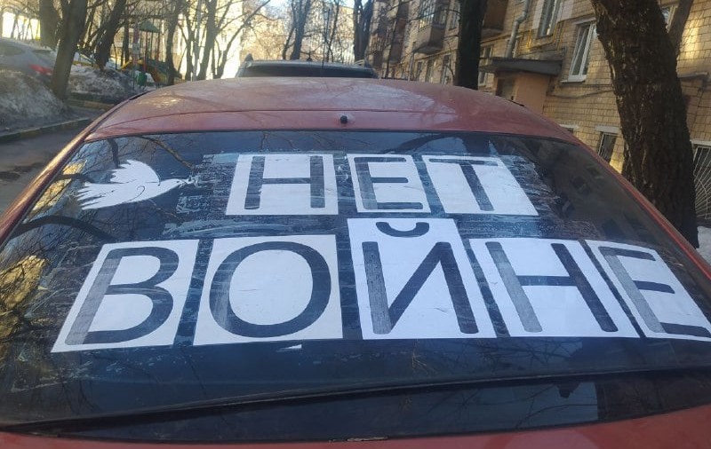 O cercetătoare din Moscova a fost săltată cu tot cu fiica ei de 4 ani, pentru afișul „Nu războiului” de pe mașină. „Sunt o pacifistă”, le-a spus polițiștilor