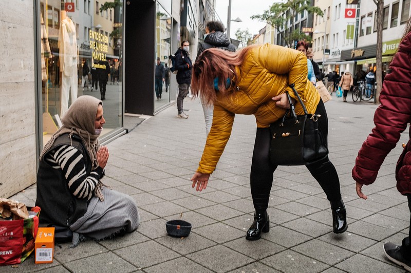 Eleonora îi dă bani unei românce care cântă în centrul orașului Nürnberg.