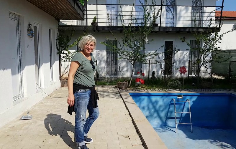 REPORTAJ PE LITORAL/A renunţat la o carieră de 20 de ani în presă pentru o pensiune în Vama Veche. Acum îşi cazează foştii colegi şi prietenii/ VIDEO