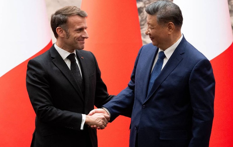 Emmanuel Macron, sprint-surpriză cu bodyguarzii chinezi după el, la Universitatea Sichuan: imaginile au devenit virale