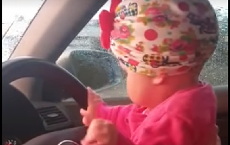 VIDEO| Inconștiență fără limite pe șosele. Un bărbat a fost filmat în timp ce conducea cu fetița în brațe