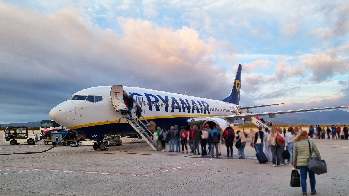 Pasageri aliniați pentru a se îmbarca într-un avion Ryanair