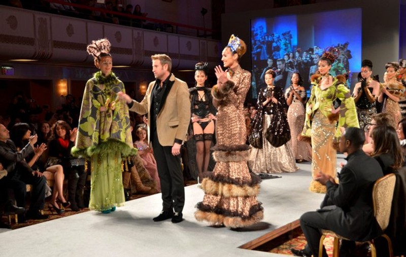 Cătălin Botezatu a dus România pe marile podiumuri de modă de la Paris şi New York. Designerul, aplaudat de 7000 de oameni