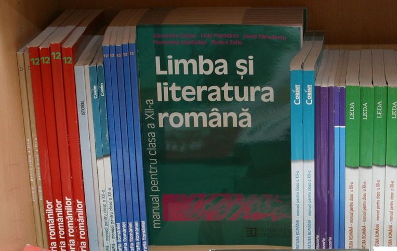 Elevii ar putea să înceapă școala fără manuale. Ministerul Educației, somat de tipografii să scoată bani