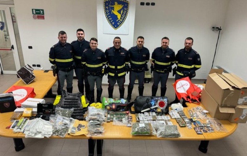 Un român și partenerul său, prinși cu 1,2 kilograme de droguri în mașină, pe autostradă, în Italia. Ce au mai găsit carabinierii la percheziția domiciliară
