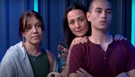 Maria și Tudor, frații mai mari ai Elenei, împreună cu mama lor. Foto: Captură video