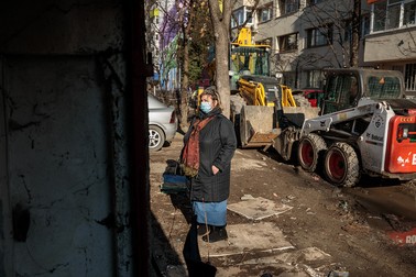 Deşi a cerut ordonanţă preşedinţială, iar dosarul încă n-a ajuns la termen, proprietara garajului priveşte cum muncitorii primăriei îi demontează construcţia