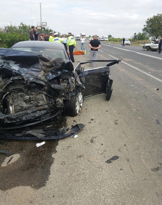 GALERIE FOTO/Un mort și patru răniți pe DN 2 E 85, în judeţul Vrancea, după ce două mașini s-au ciocnit