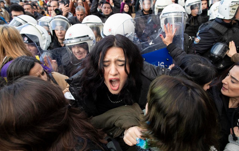 Poliția turcă a intervenit în forță la un miting împotriva violenței asupra femeilor