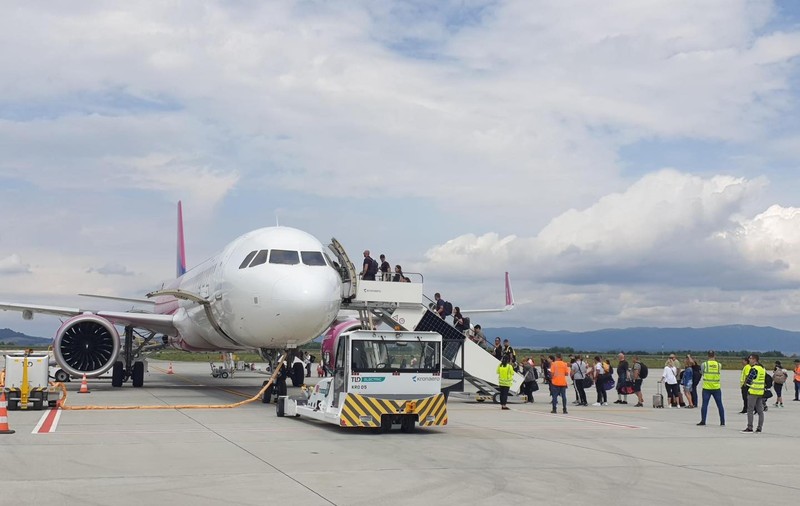 49 de pasageri au rămas în aeroport, la Brașov, după ce WizzAir a schimbat aeronava înainte de decolare cu una cu mai puține locuri. Reacția companiei