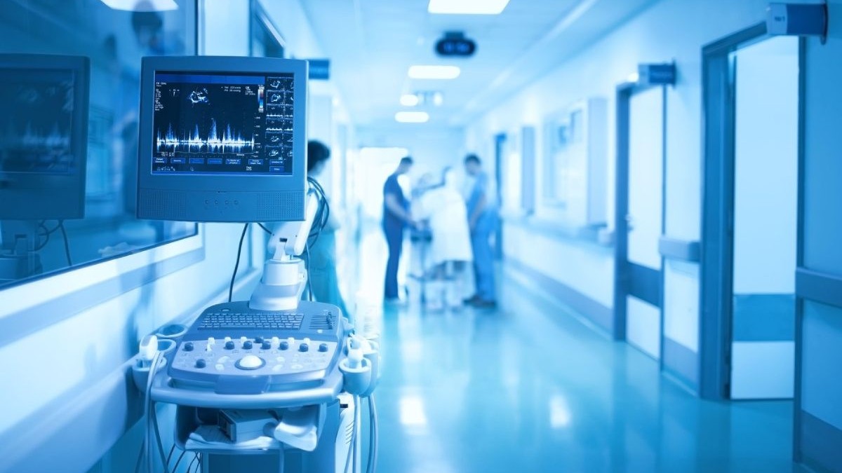 Echipament medical pe fundalul unui grup de lucrători medicali din secția de terapie intensivă