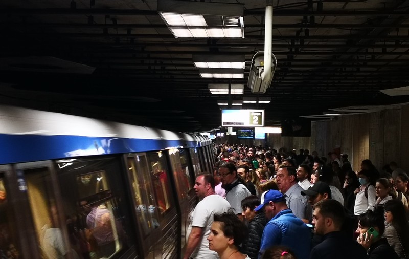 Circulația la metrou, dată peste cap după ce un metrou a fost cuprins de fum, în apropiere de stația Piața Romană