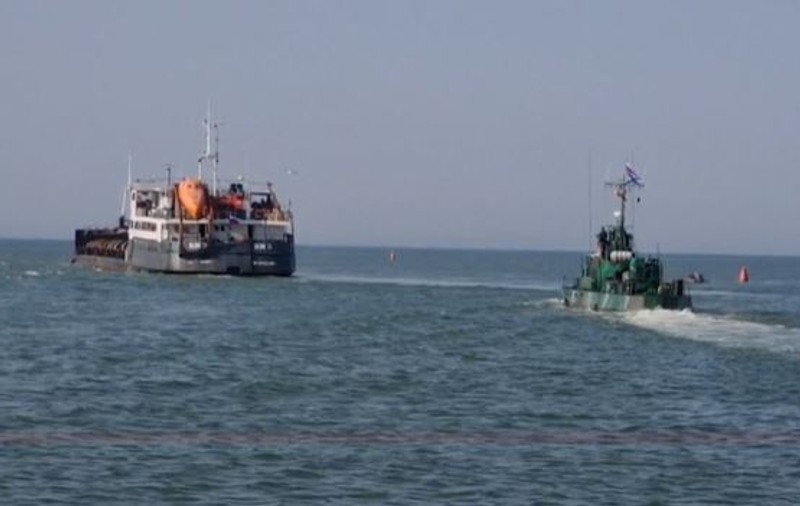 Imagini cu prima navă cargo care părăsește portul Mariupol, sub escortă înarmată