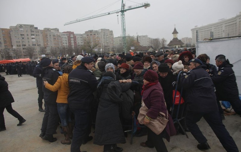 Bilanțul incidentelor dintre jandarmi și enoriași, la Catedrala Mântuirii Neamului. Câțiva oameni au forțat cordonul pentru a intra în lăcașul de cult |FOTO