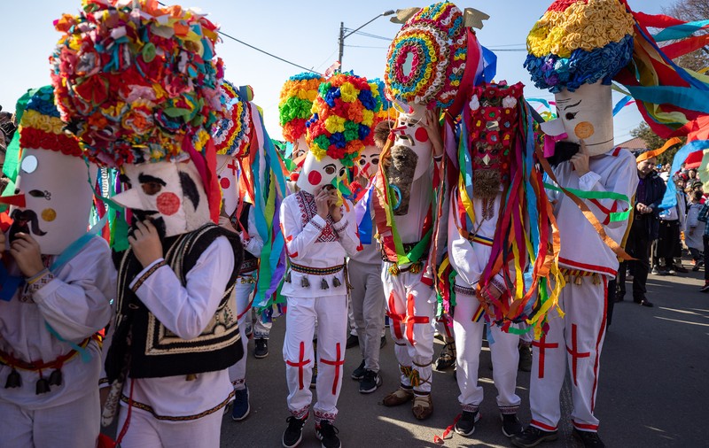 Epidemia de coronavirus, tratată cu umor la singurul „carnaval” din Ilfov. Cum s-au costumat oamenii