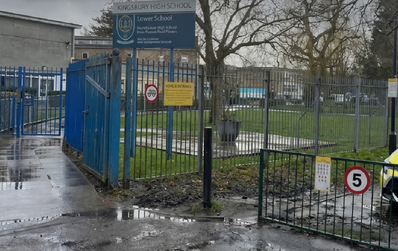 Un băiat de 13 ani, arestat pentru că a înjunghiat doi copii într-o școală din Londra