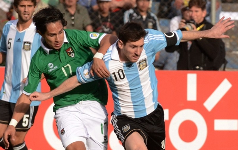 Coşmarul lui Messi. În Bolivia, vedeta Argentinei a acuzat probleme de respiraţie şi a vomitat în pauza meciului 