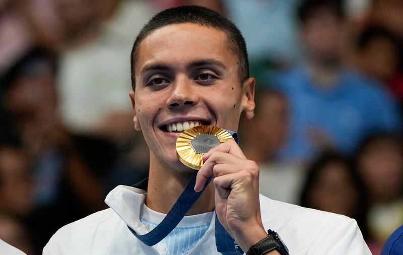 David Popovici se întoarce vineri în ţară