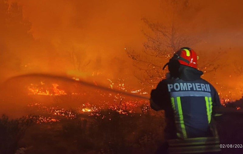 Pompierii români au luptat toată noaptea cu incendiile din Grecia: misiune critică în Attica pentru salvarea caselor și animalelor din calea flăcărilor