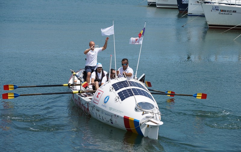 Premieră: o echipă de români traversează Marea Neagră într-o ambarcațiune cu vâsle, în încercarea de a doborî un record mondial