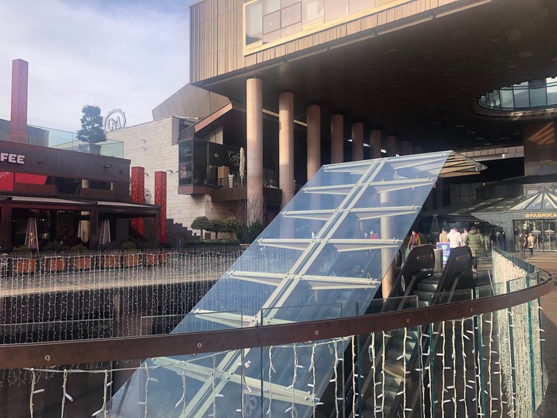 E cam greu de ajuns la centrul de vaccinare de la mall