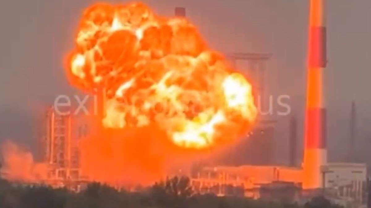 Imagine cu o minge de foc în incinta unei fabrici din Rusia, după un atac al Ucrainei cu drone