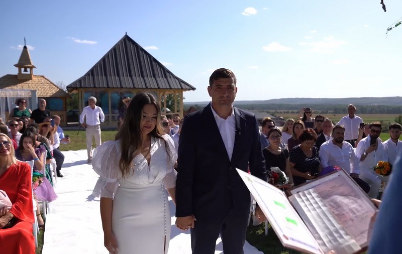 Nunta lui George Simion cu Ilinca Munteanu. Tot ce se întâmplă azi în comuna Măciuca și cu ce-și așteaptă liderul AUR invitații