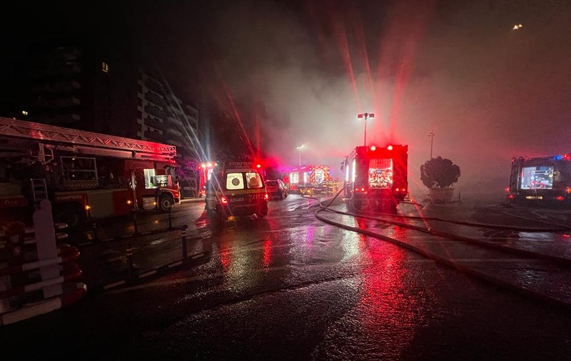 Incendiu puternic în curtea unui mall din Cluj. Clienții unui supermarket au fost evacuați | VIDEO