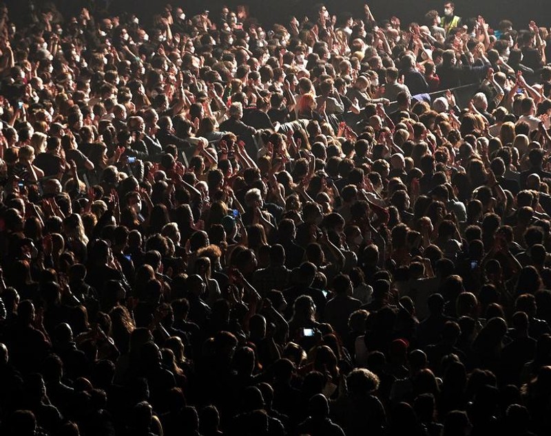 Imagini incredibile: 5.000 de oameni, în aceeași sală, la un concert-test în pandemie