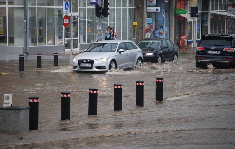 Inundaţii la Suceava după o ploaie de 10 minute | FOTO