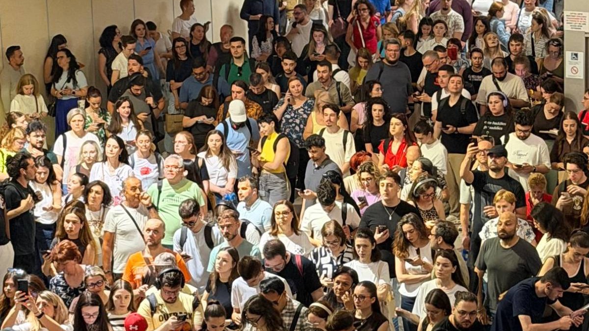 Oameni care se înghesuie la metrou în București