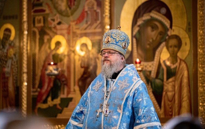 O profesoară rusă a fost demisă din cauză că purta haine în culorile drapelului ucrainean. Arhiepiscopul de Vladikavkaz, care era în sutană galben-albastră, a dat ordinul