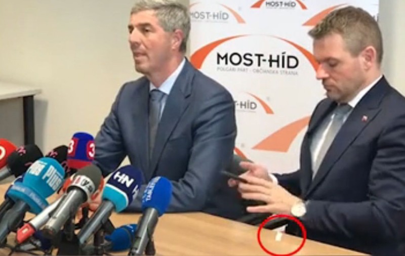 VIDEO | Noul premier al Slovaciei a stârnit controverse, după ce a scăpat un pliculeț alb din buzunar