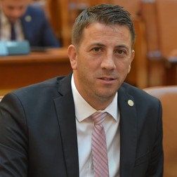 Până să devină deputat, Nicolae Georgescu obținuse 9 atestări profesionale. Foto: Facebook