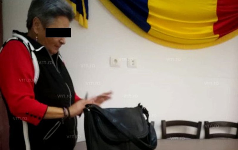 O femeie din Bârlad a păcălit zece primari din Vaslui cu...o găleată. Edilii i-au plătit câte 900 de lei. Cum s-au lăsat păcăliți