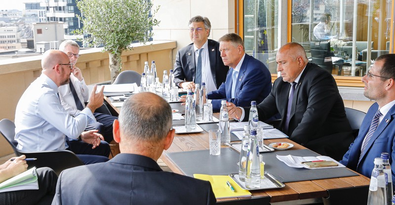 Președintele Klaus Iohannis, alături de premierul Bulgariei, Boiko Borisob și de alți lideri europeni. la negocieri pe tema planului de relansare economică FOTO: EPA