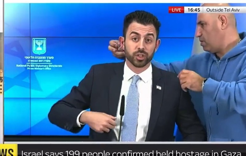Interviu transmis în direct la TV, întrerupt din cauza unei alerte aeriene. Purtătorul de cuvânt al guvernului israelian a părăsit rapid studioul | VIDEO