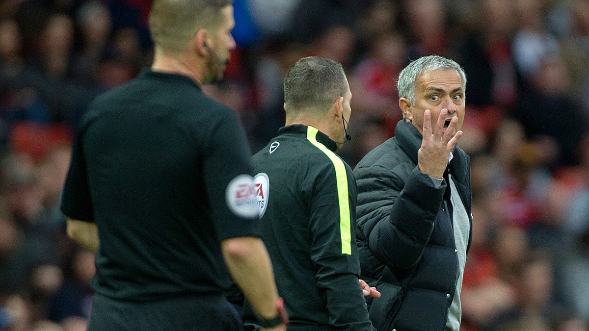 Jose Mourinho, antrenorul lui Manchester United, gesticulează în direcția arbitrului unui meci disputat de echipa lui. (FOTO: EPA)