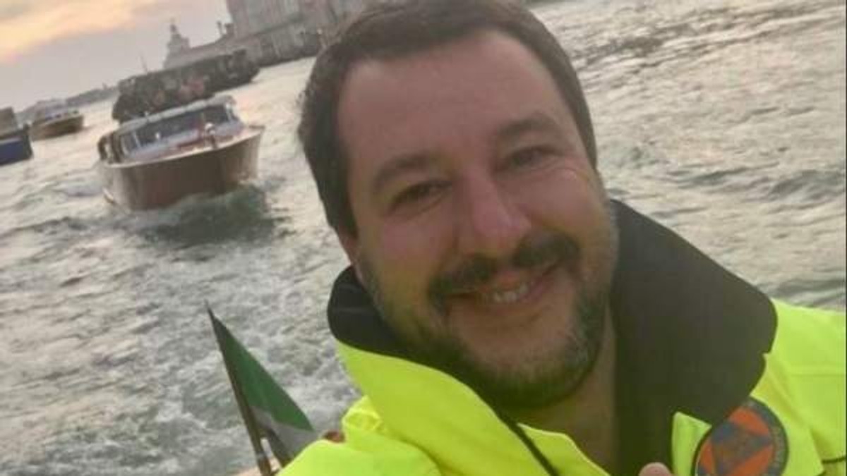 Un ministru italian a râs cu gura până la urechi când a vizitat Veneția, una din zonele afectate de inundațiile din ultimele zile
