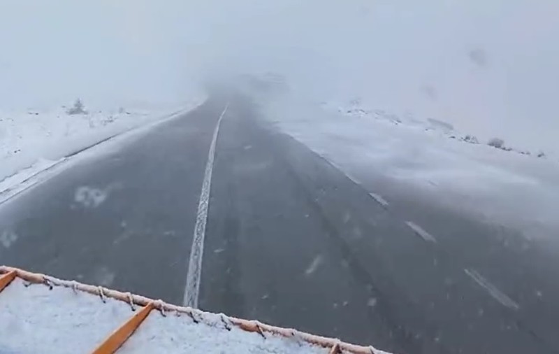 Ninge pe Transalpina. Avertismentul drumarilor pentru șoferi. VIDEO