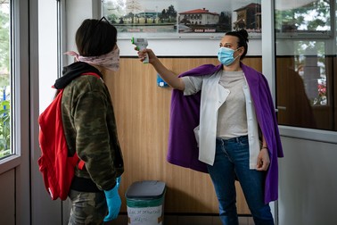 Asistenta medicală a liceului îi ia temperatura Oanei