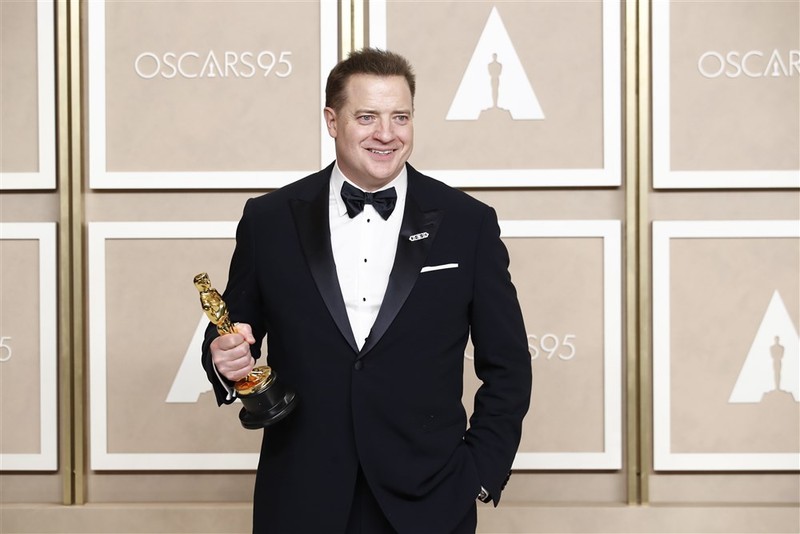 epa10519317 Brendan Fraser, winner of the Best Actor in a Leading Role award for 'The Whale', poses in the press room during the 95th annual Academy Awards ceremony at the Dolby Theatre in Hollywood, Los Angeles, California, USA, 12 March 2023. The Oscars are presented for outstanding individual or collective efforts in filmmaking in 24 categories. EPA-EFE/CAROLINE BREHMAN