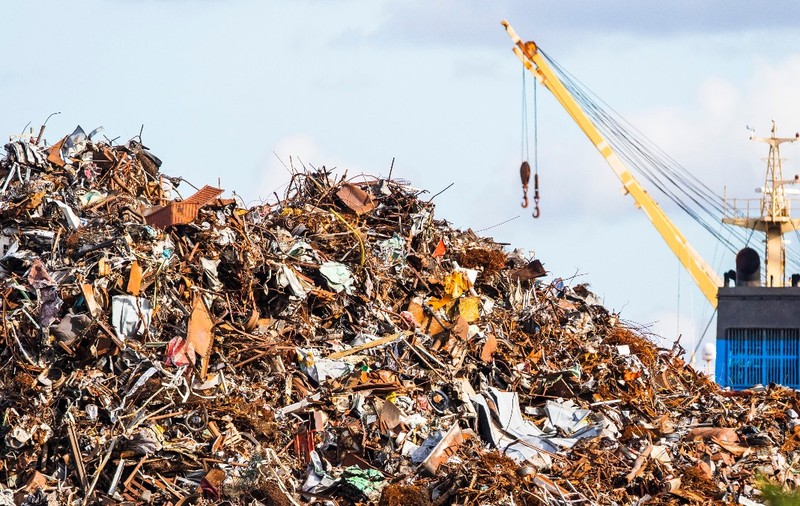 Grămadă de deșeuri metalice depozitate pentru reciclare