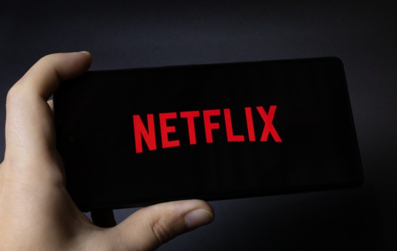 Un telefon pe care scrie Netflix
