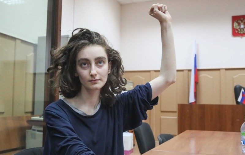 Fără frică. Ce a spus în fața judecătorilor o studentă din Rusia, arestată la domiciliu de un an de zile, care are voie să iasă din casă doar între 8 și 10 dimineața