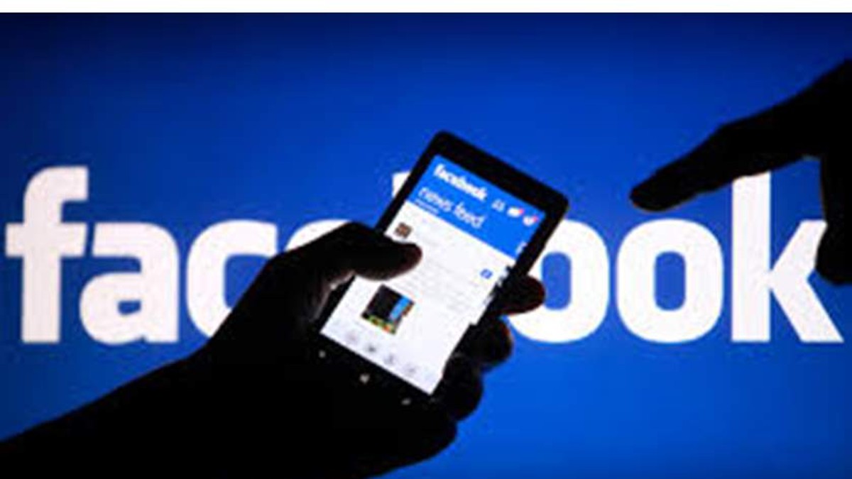 Facebook anunță lansarea Facebook Pay, prin care se pot face plăți pe Messenger, WhatsApp și Instagram. Logo-ul Facebook și un smartphone cu aplicația deschisă