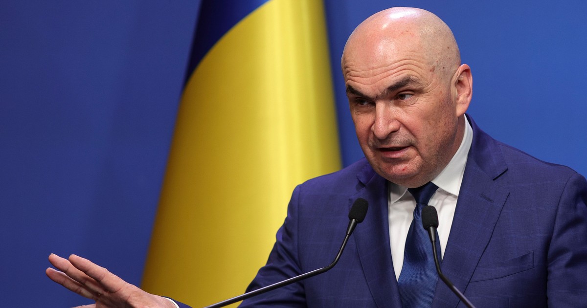Ilie Bolojan gesticulează în timpul unei declarații.