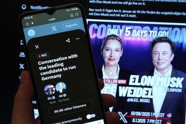 Live-Gespräch auf der Online-Plattform X vormals Twitter zwischen Alice Weidel, Kanzlerkandidatin der Partei Alternative für Deutschland, und dem US-amerikanischen Tech-Unternehmer Elon Musk. Auf einem Laptop wurde der X-Account von Alice Weidel mit dem Live-Talk geöffnet. Davor wurde auf einem Smartphone der X-Account mit dem Link zu dem Live-Talk aufgerufen. Schnelsen Hamburg,Image: 952614910, License: Rights-managed, Restrictions: imago is entitled to issue a simple usage license at the time of provision. Personality and trademark rights as well as copyright laws regarding art-works shown must be observed. Commercial use at your own risk., Model Release: no